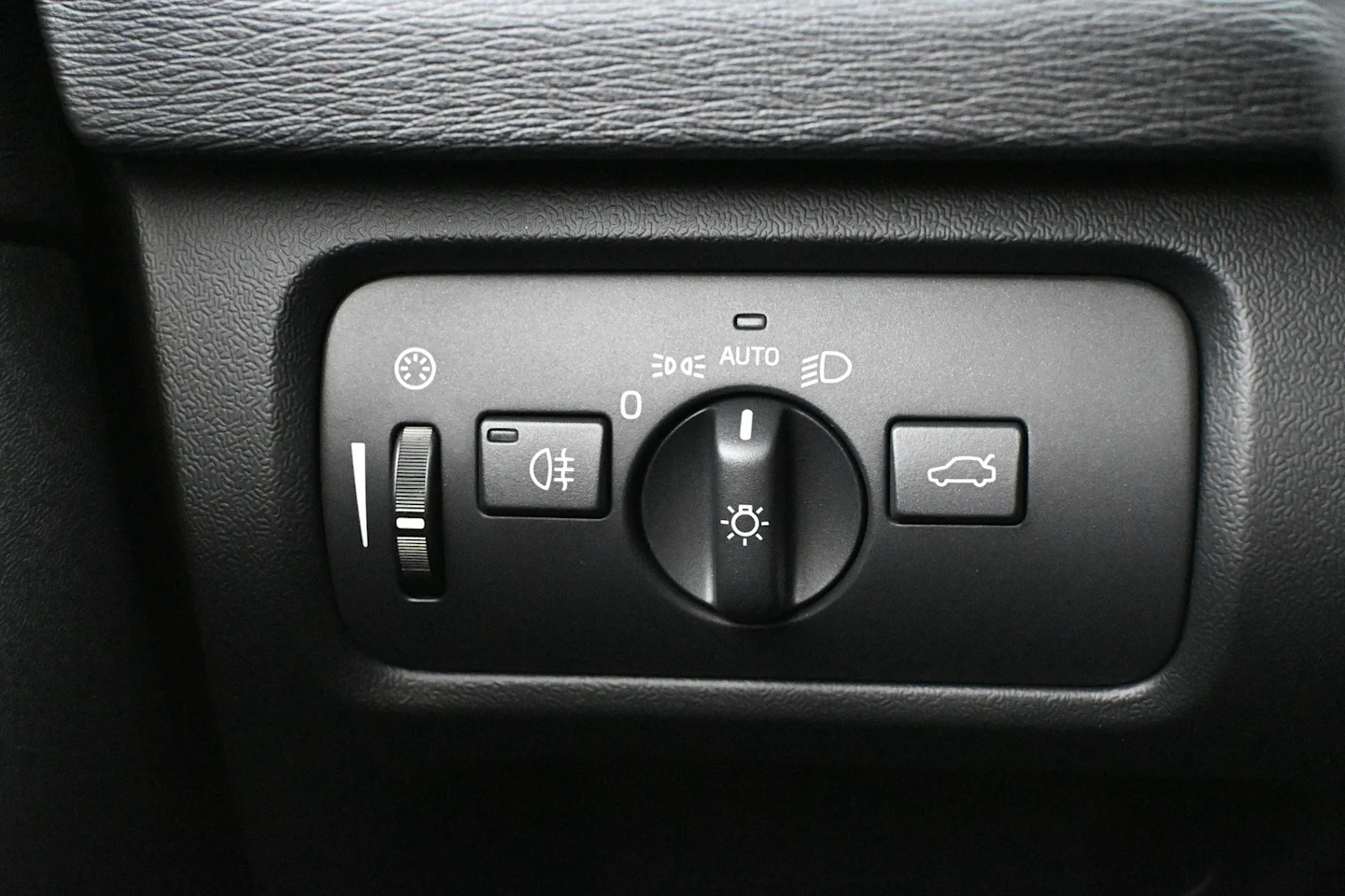 Car Image - 4hMAA9BLCm6r8kfdQhMHx2