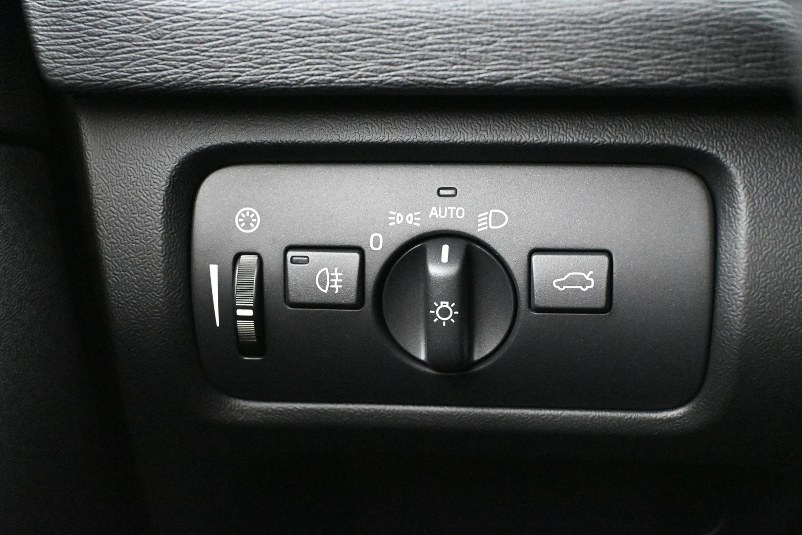 Car Image - 4hMAA9BLCm6r8kfdQhMHx2