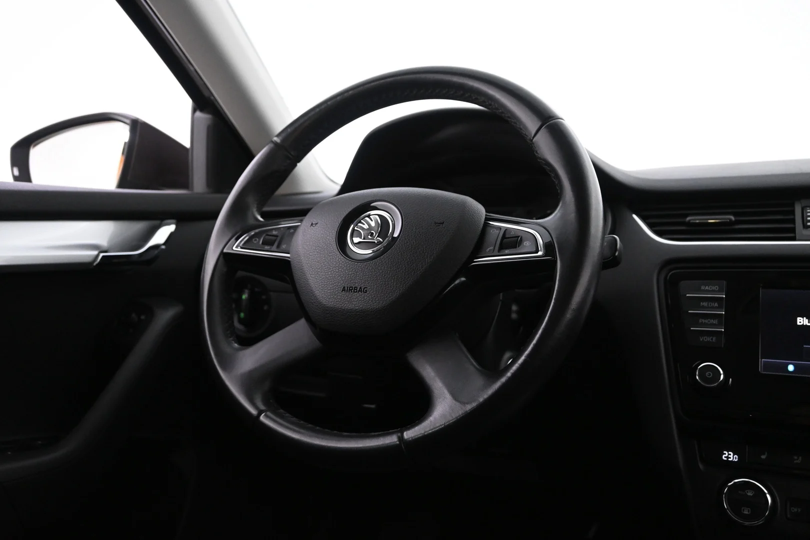 Car Image - cxsyamBhtsBNUxigIHbvd