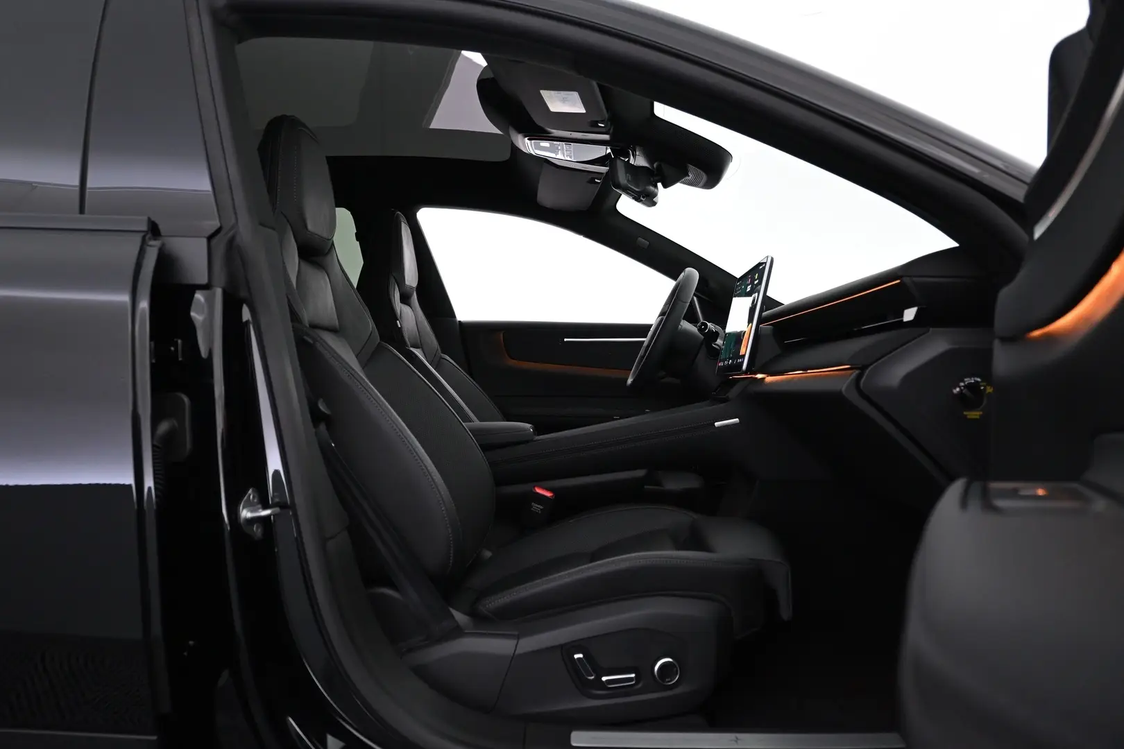 Car Image - 1qR3R8skgQD21IeZ3tON82