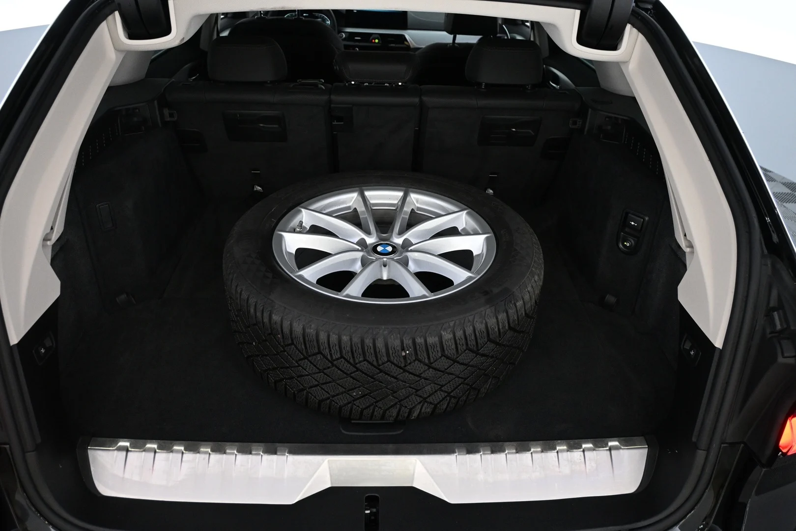 Car Image - 2ONFKELwiIUMgggypQ64UM