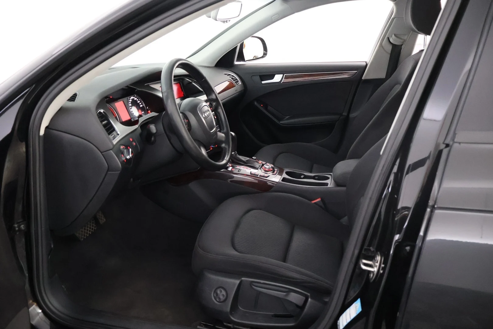 Car Image - 4SvhZ1CYlYTE49sXUQfoF