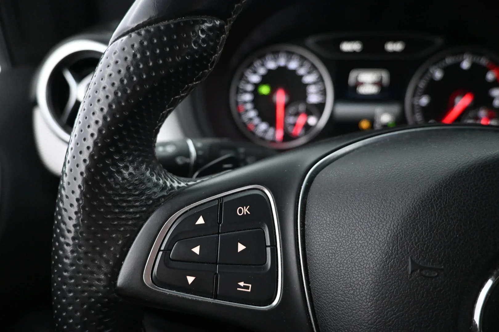 Car Image - vM1Cya0m979Ym4Qgnp8Tx