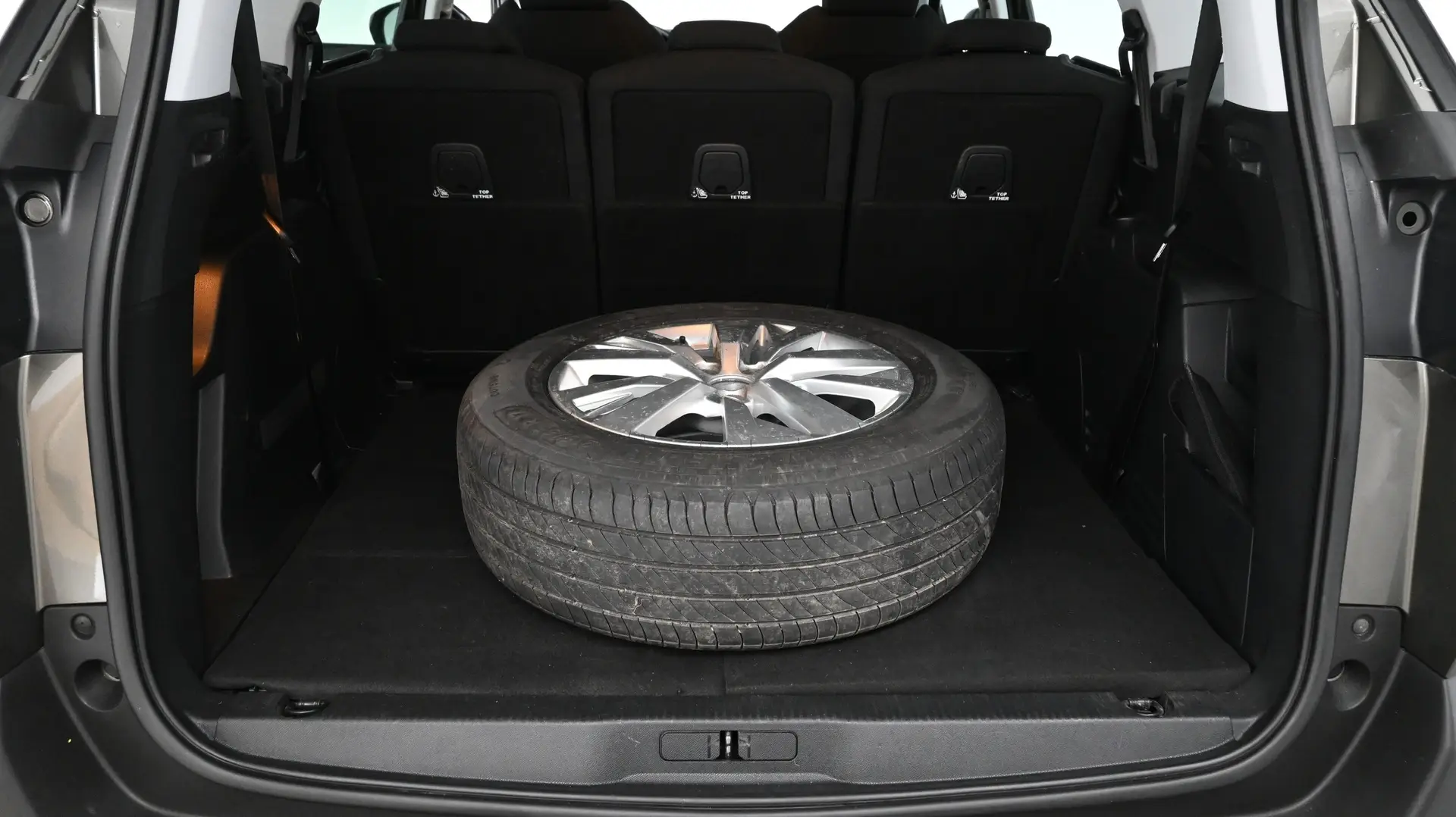 Car Image - 4ZQe2mzEq3YhB10Mxc7mvJ