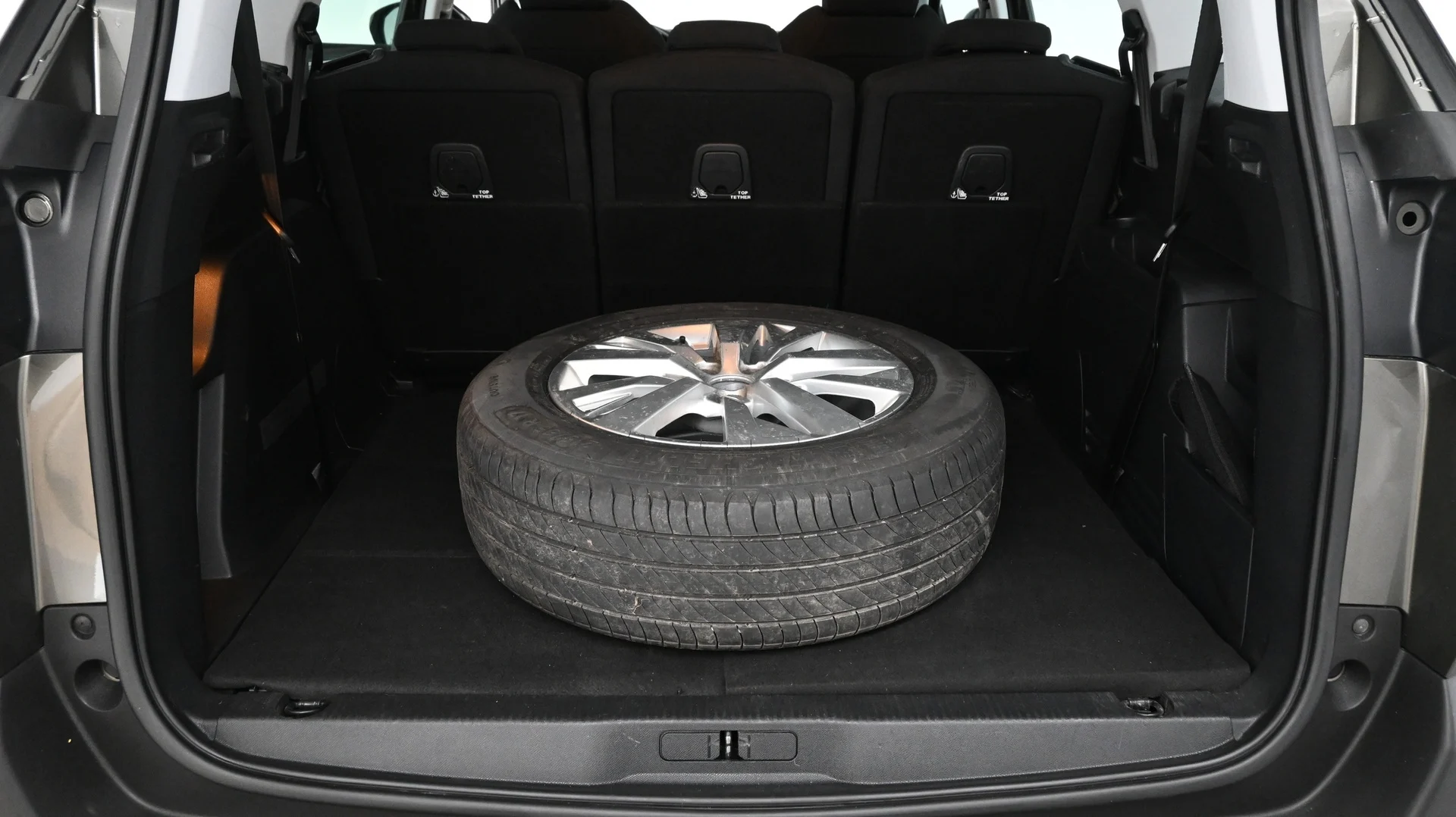 Car Image - 4ZQe2mzEq3YhB10Mxc7mvJ