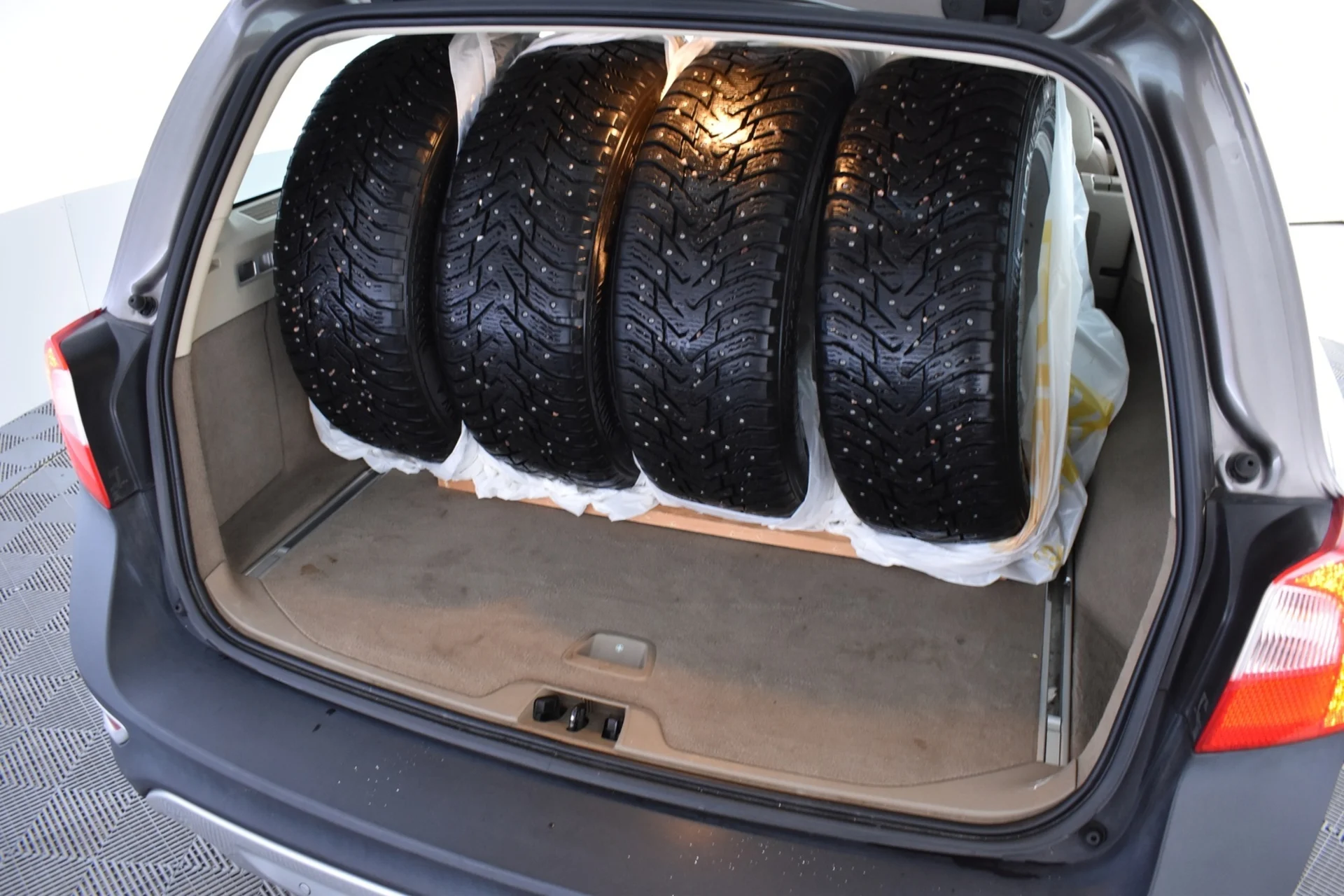 Car Image - 5pNZ59NB3hDmjcU8oR4G0p