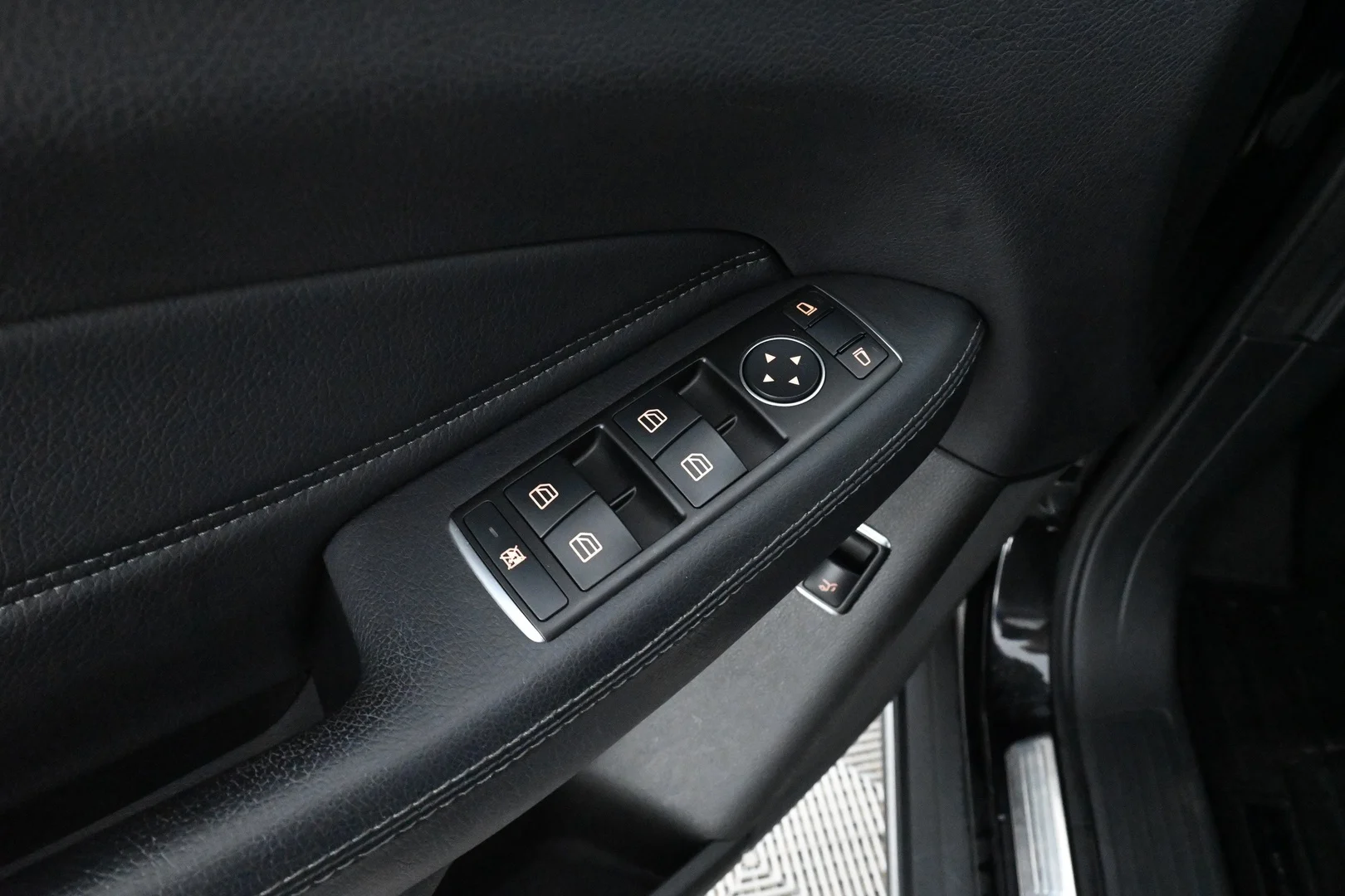 Car Image - R0DWI4NTKjW7Dgb7DUhPV