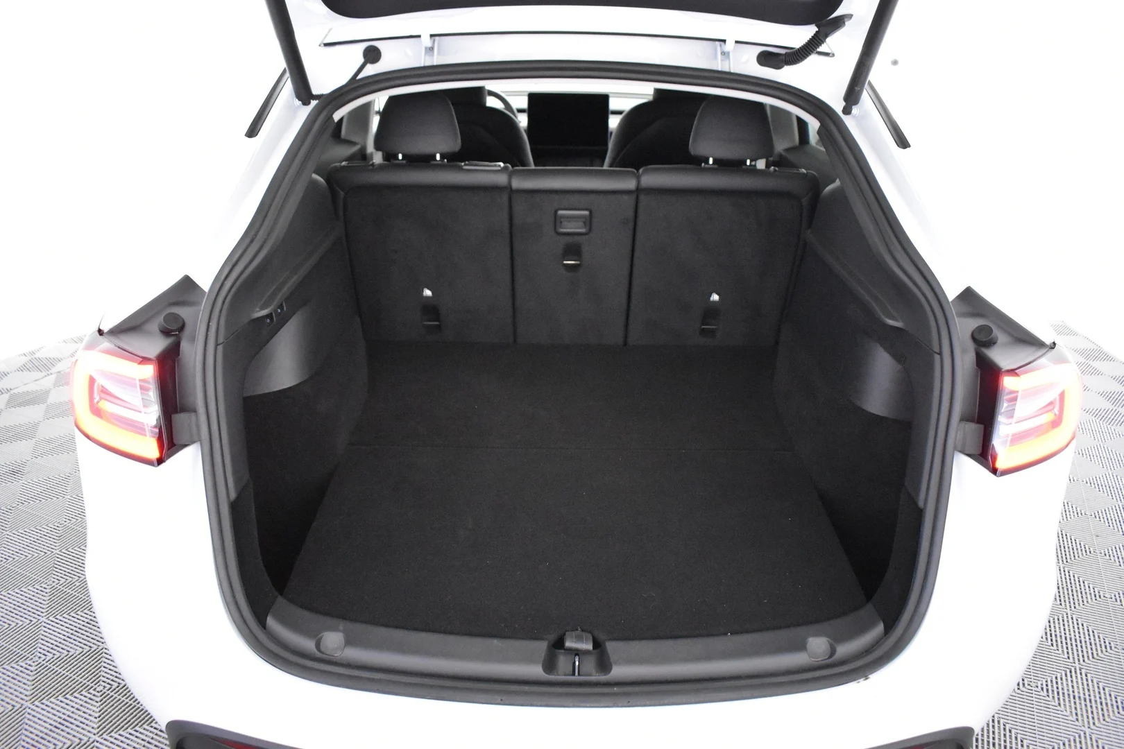 Car Image - XhoNAZYmZzMN9JduGhyqd