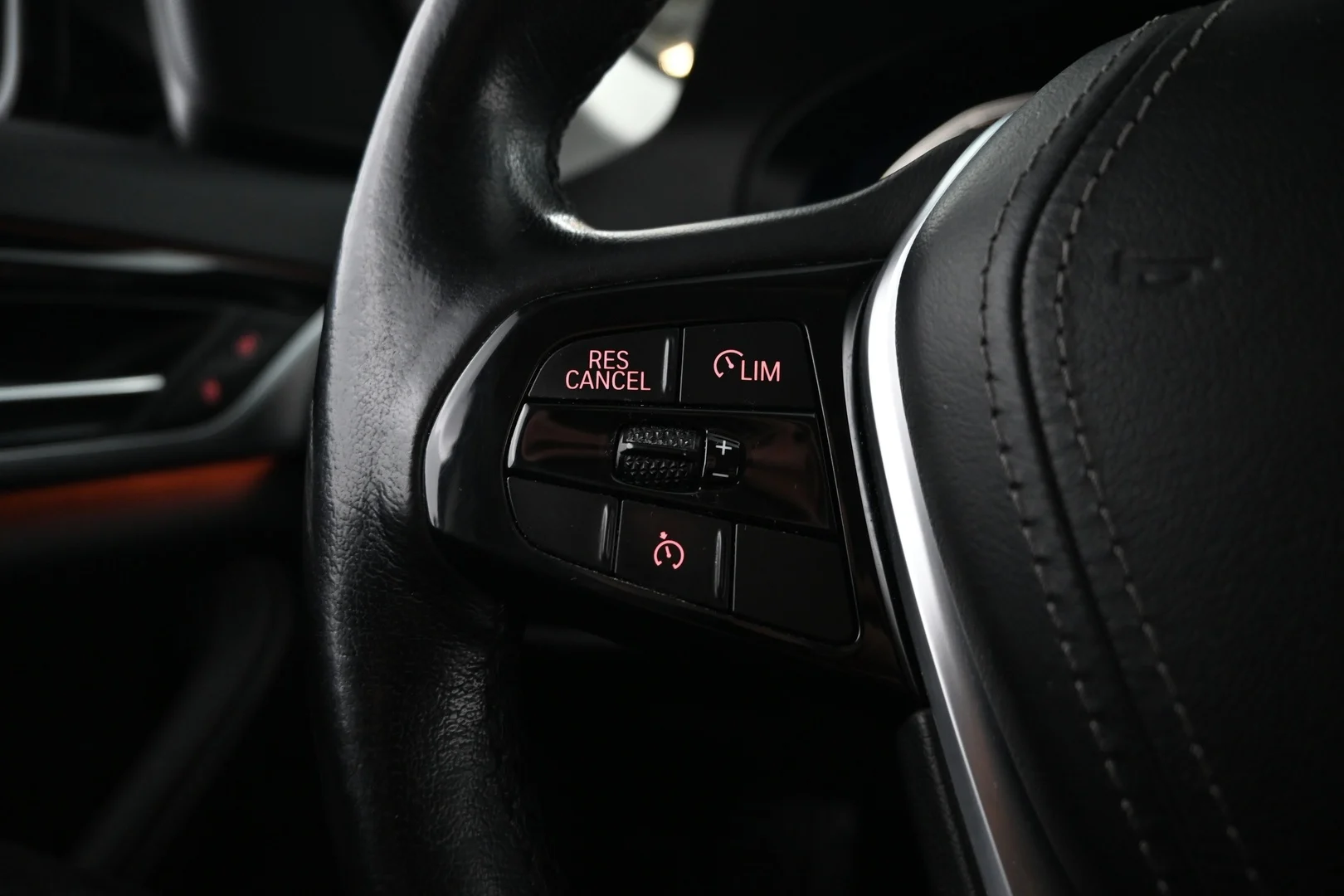 Car Image - 1a4JDCNfWOju1tzw1b0YFb
