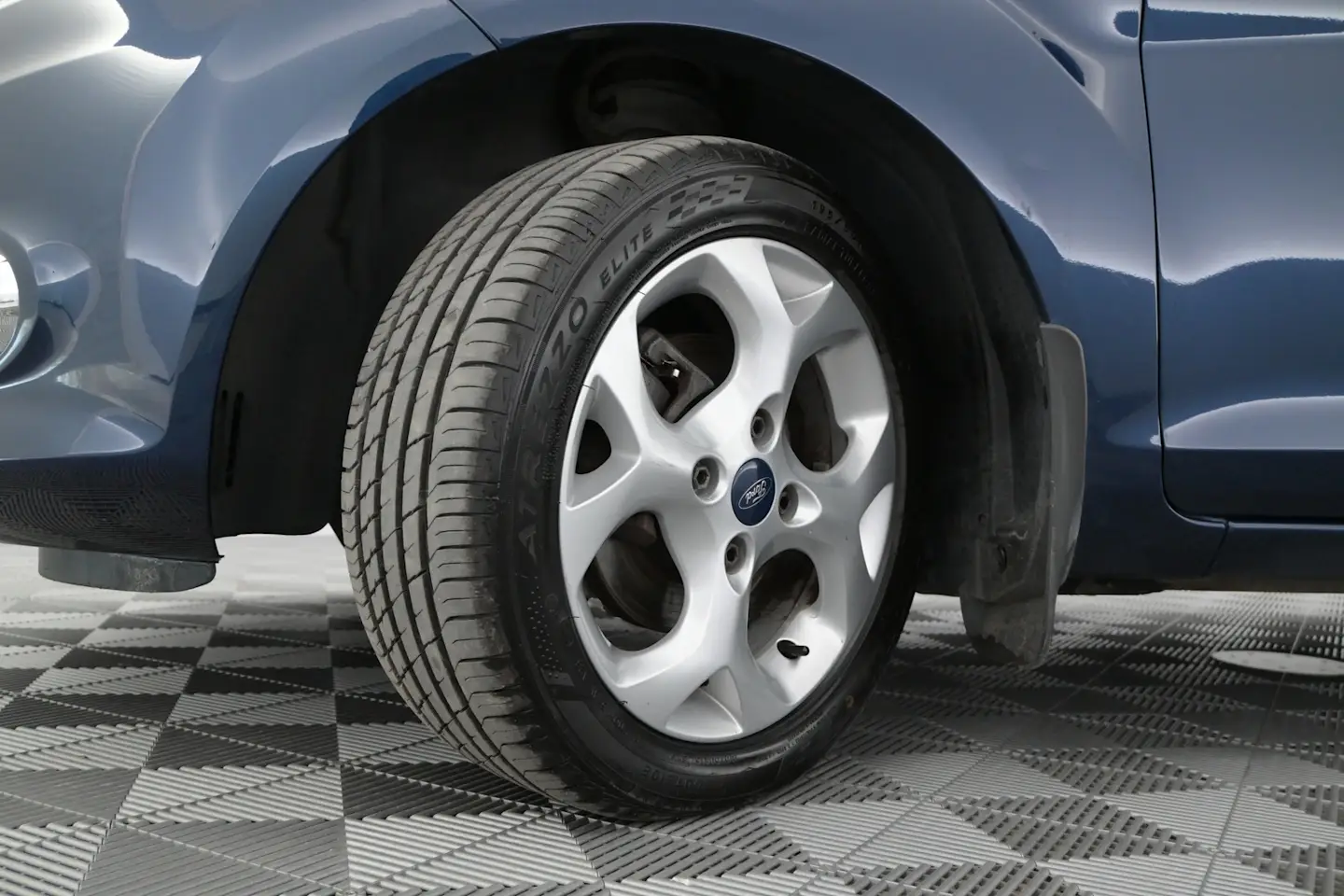 Car Image - 2dXOcY0tPDx7JM2zI5IndW