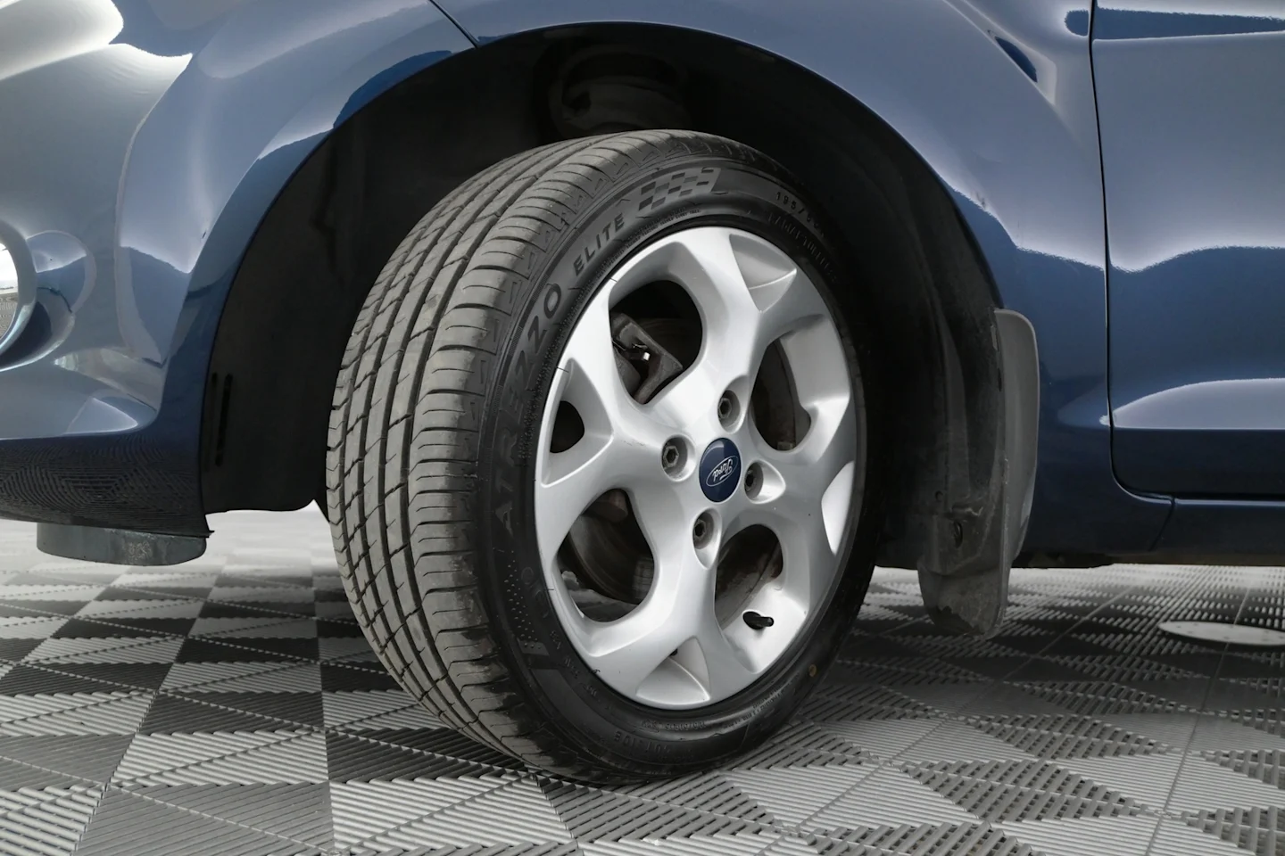 Car Image - 2dXOcY0tPDx7JM2zI5IndW