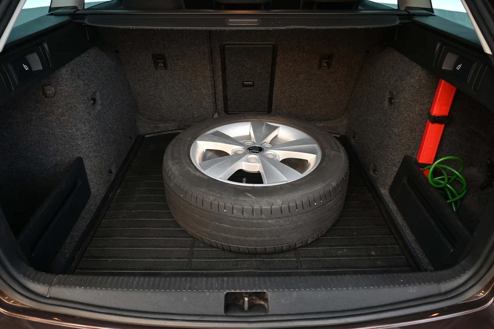 Car Image - ggi6FaqaENbQDowsZVg5Y