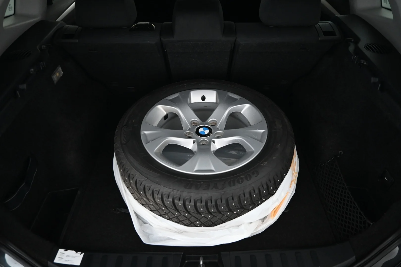 Car Image - 3ndl1inKxhZs8gyd5pNrKy