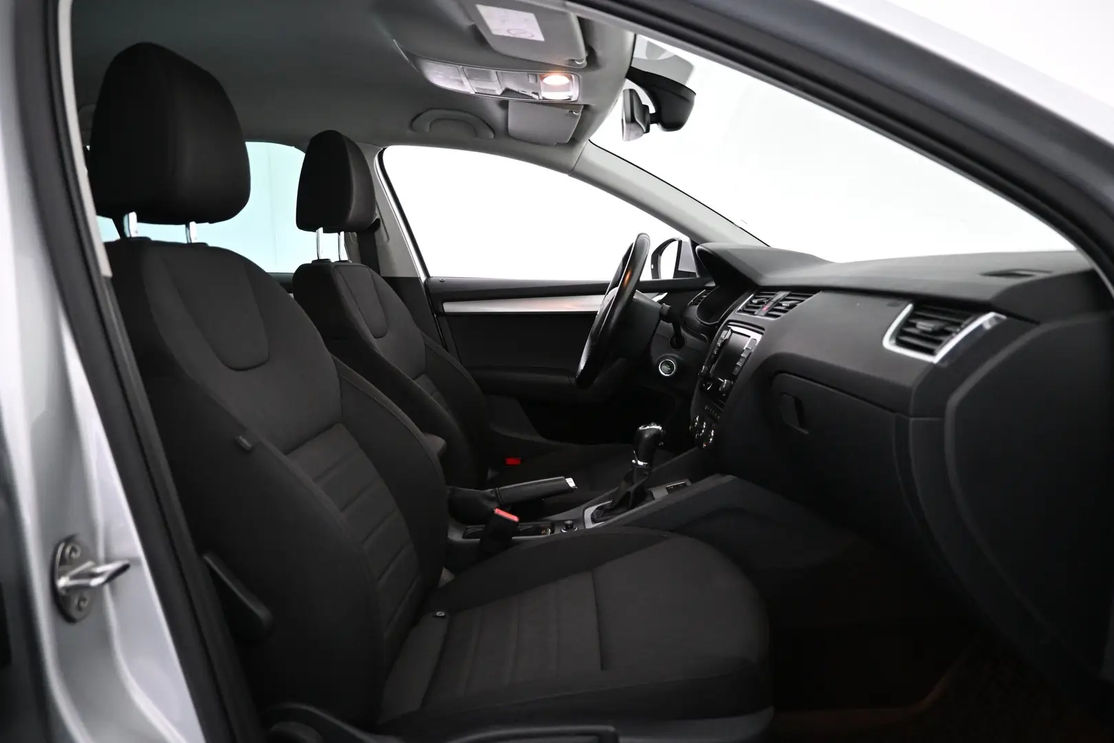 Car Image - 60JczBX9tAaHXWvP8947G3
