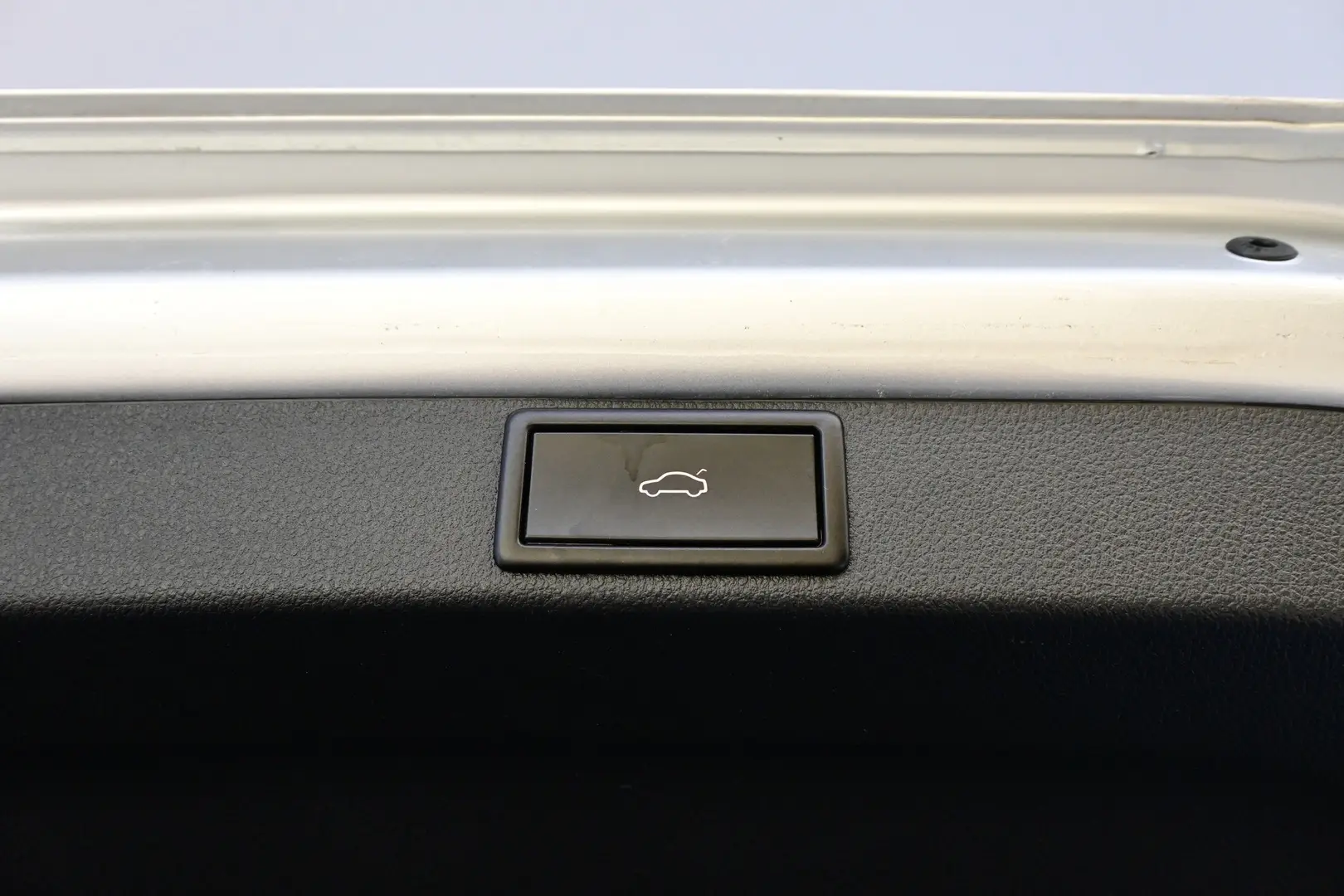 Car Image - 3Pv3eAf7zdrrwhhk27njfv