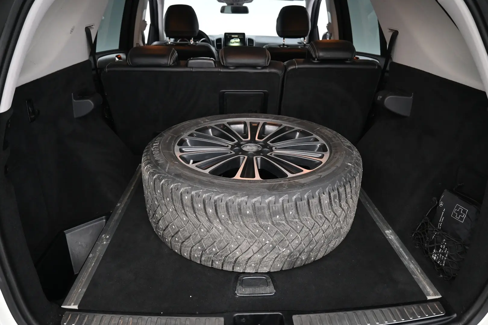 Car Image - 6cDYxjOgWIkX3tE65IFYjb