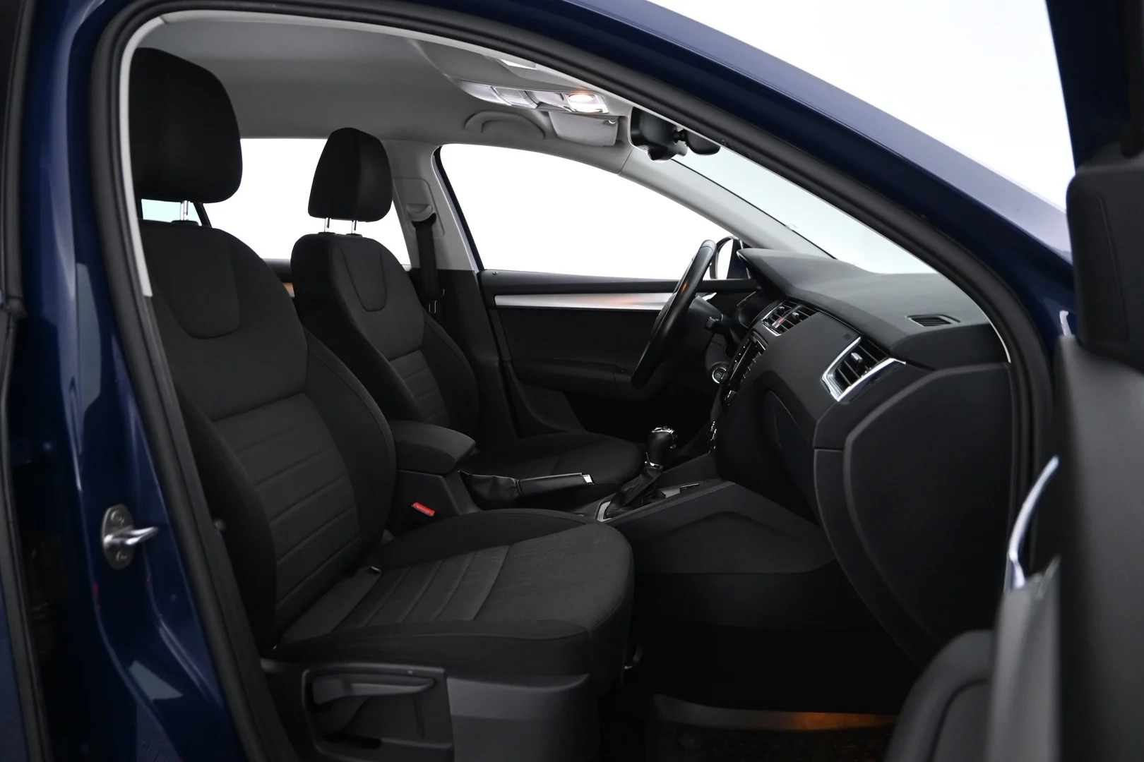 Car Image - 3xb2r0DNTAVQ2aTAB0mkCf