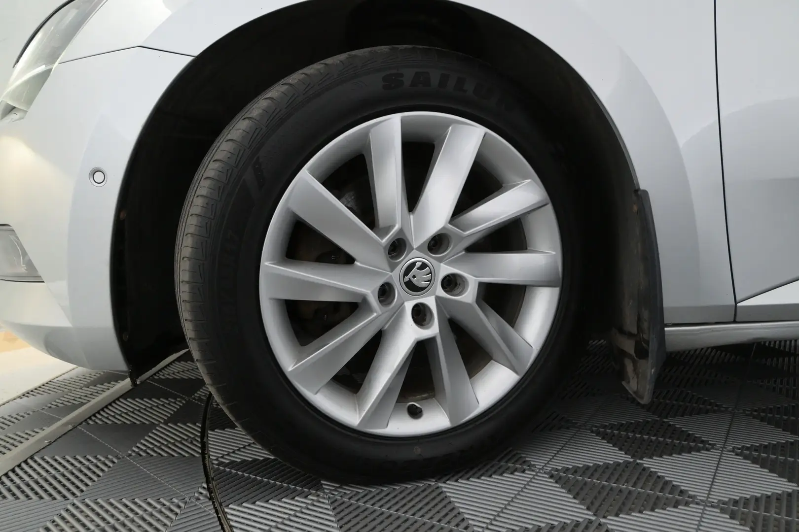 Car Image - 10NYLuMF3T2dVnSkDqeNfB