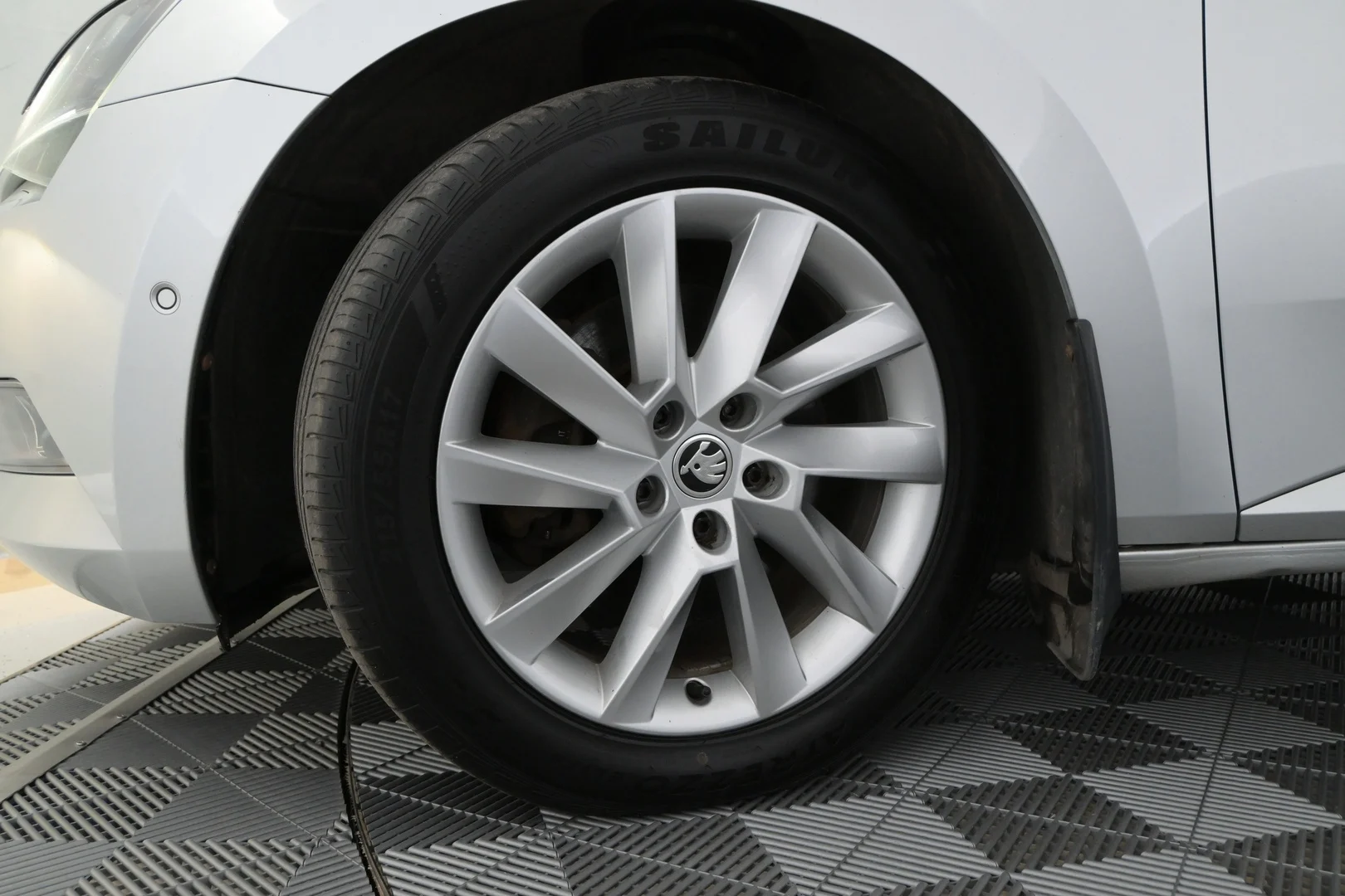 Car Image - 10NYLuMF3T2dVnSkDqeNfB