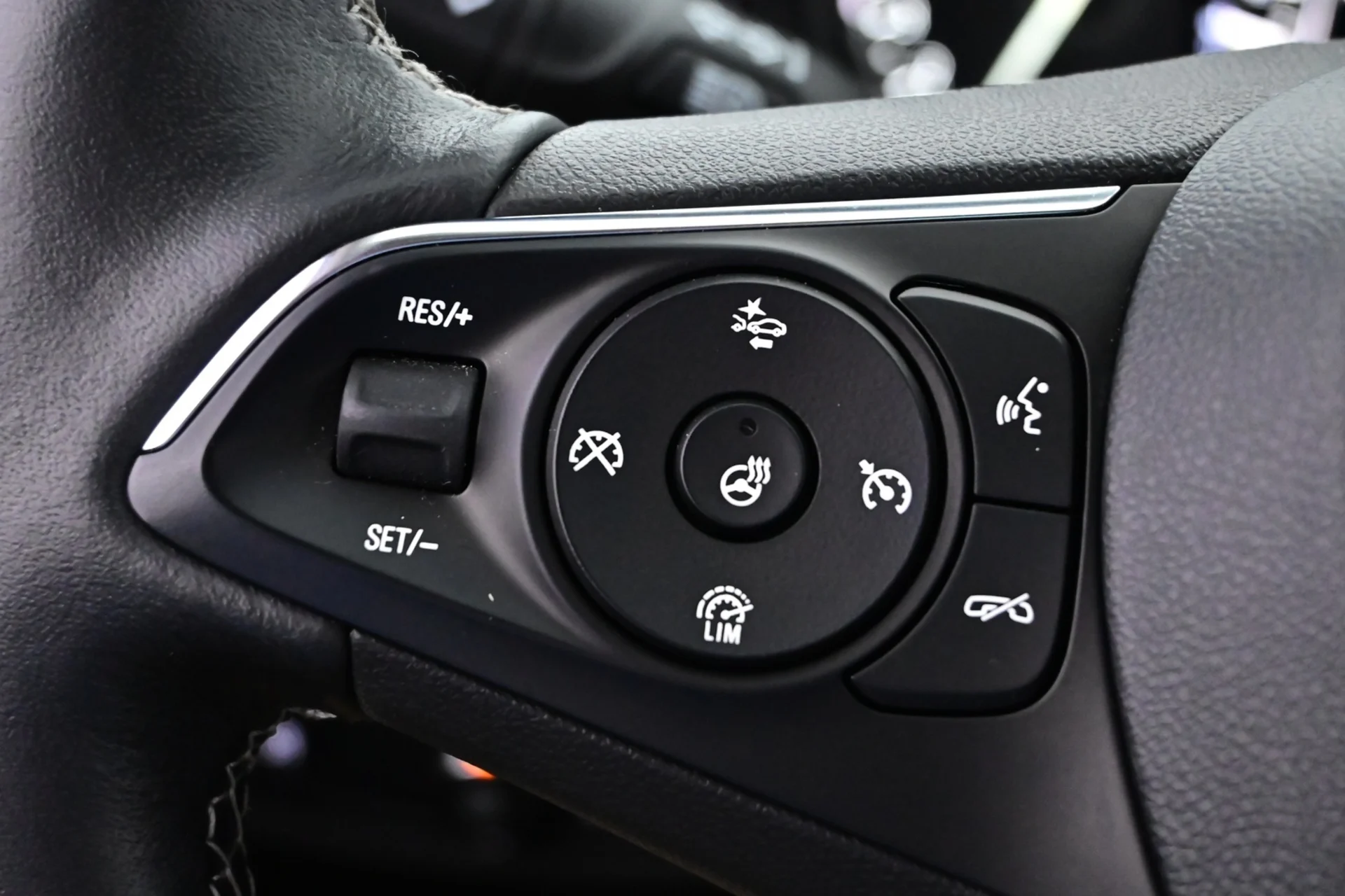 Car Image - oUb8DVvPDAJJHZJr11TzY