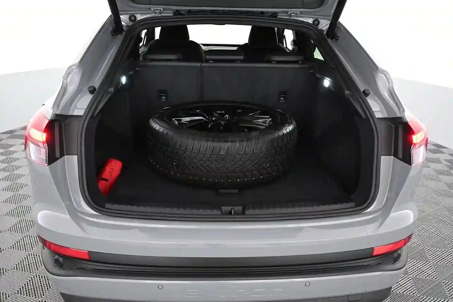 Car Image - 5yVo0KoJ2AiBu04l9eeKOX