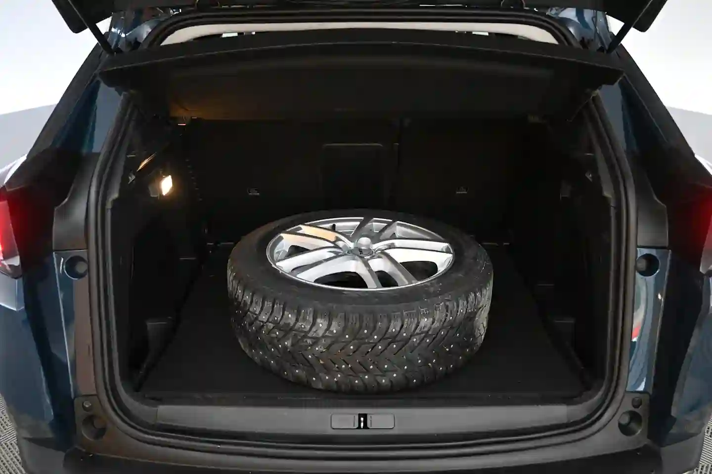 Car Image - 3R0En8F9nL2cBXsMDIMh8N