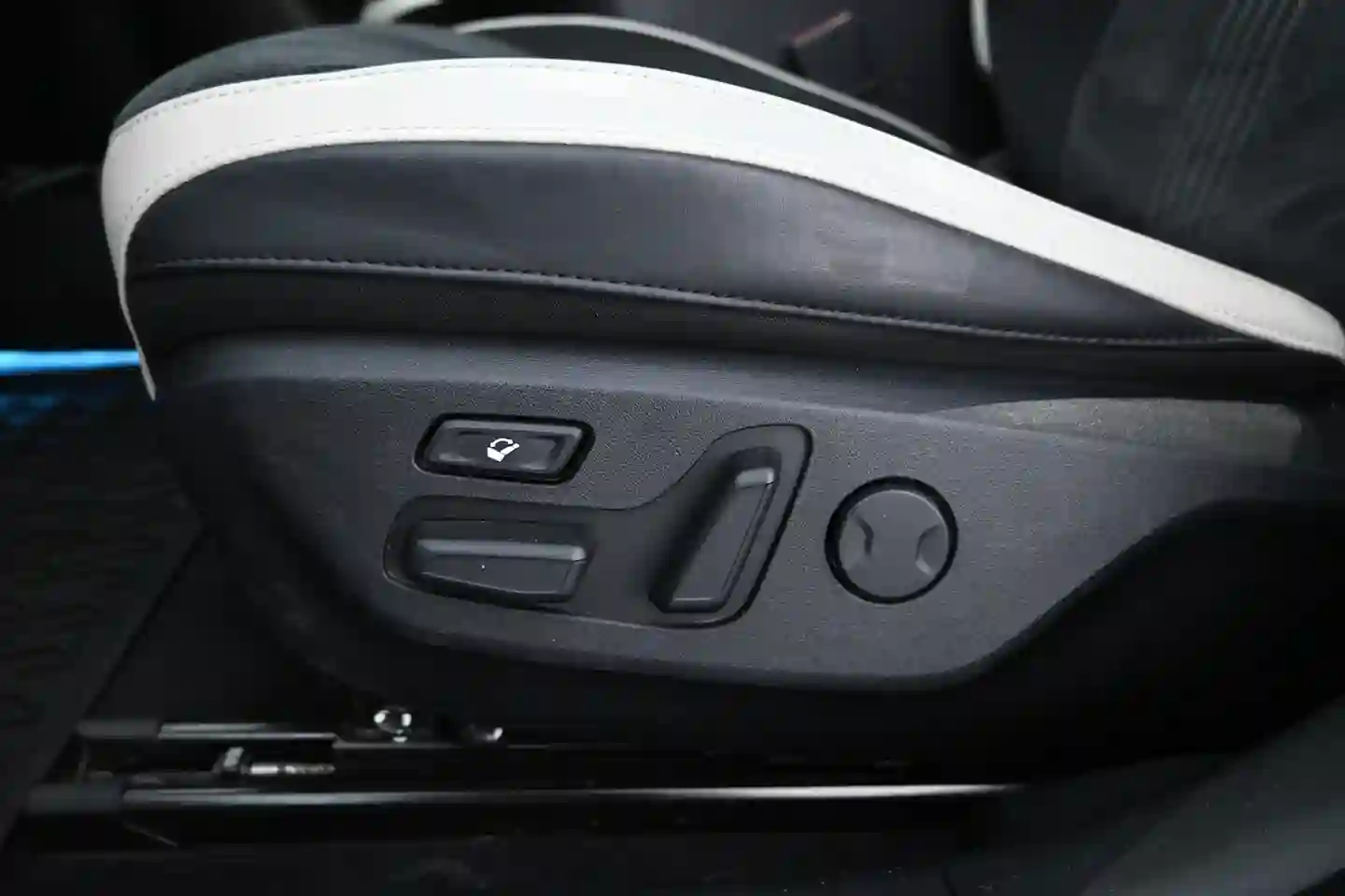 Car Image - 6LWVnq3U9ZNLpIZk9Iqvgd