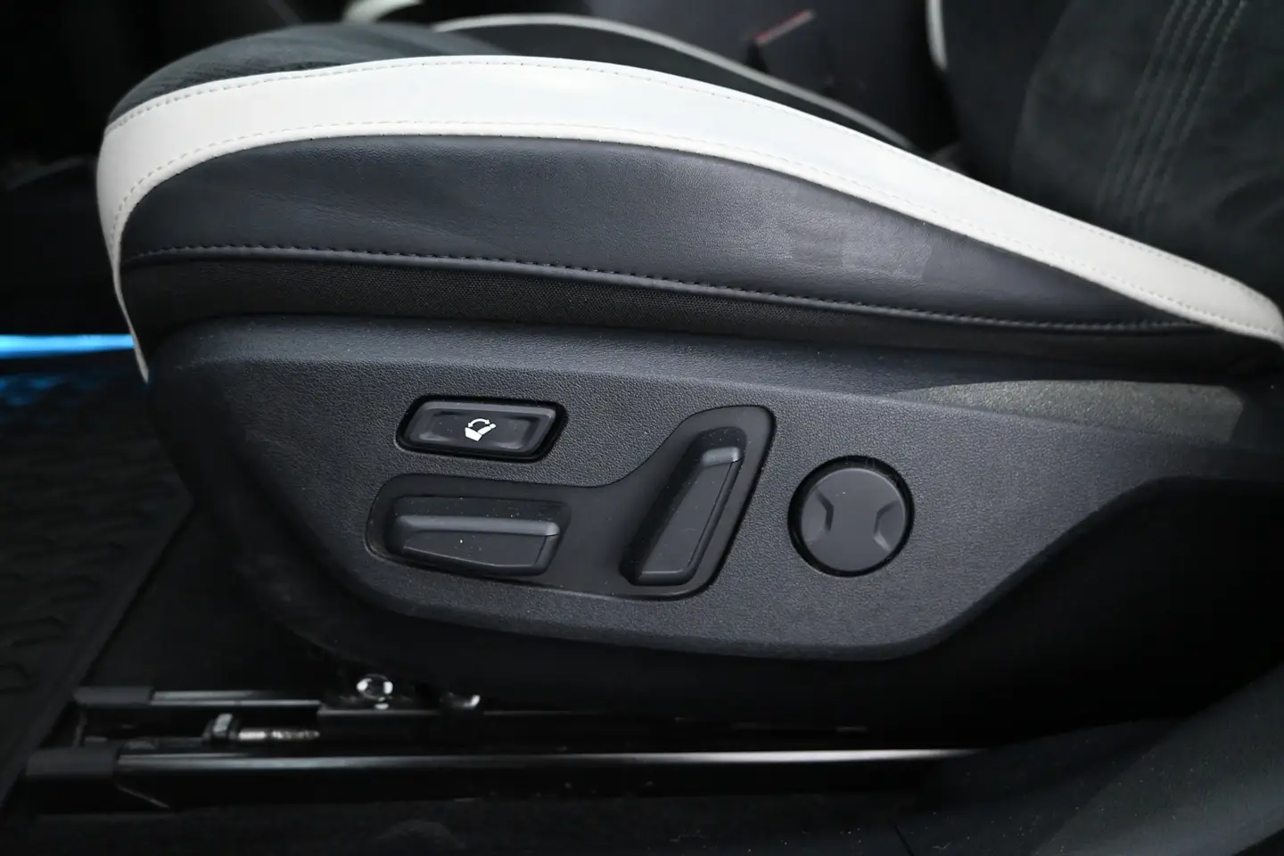 Car Image - 6LWVnq3U9ZNLpIZk9Iqvgd