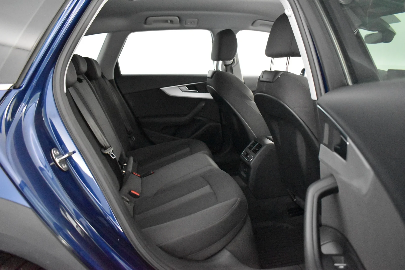 Car Image - 37bQNpfaFR9haYB18w31TM