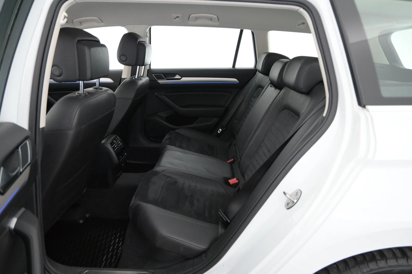 Car Image - 608Y6BgCis1zR3TM3gtPPL