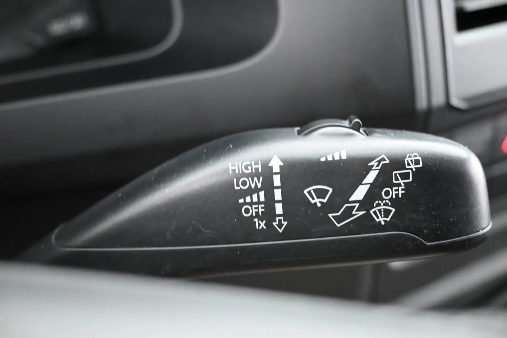 Car Image - AOCwEuwV8adroO3NOK2hh