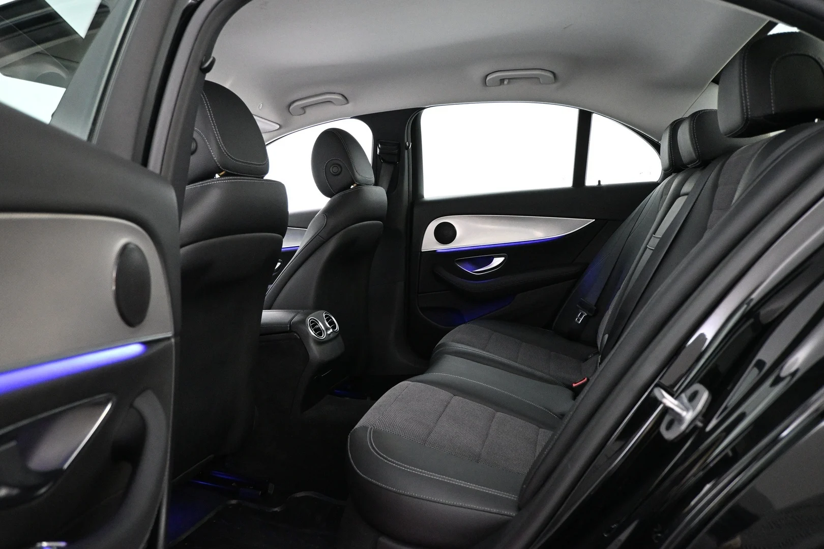 Car Image - 4NYE7sFZ4GDdPnejP6epU2