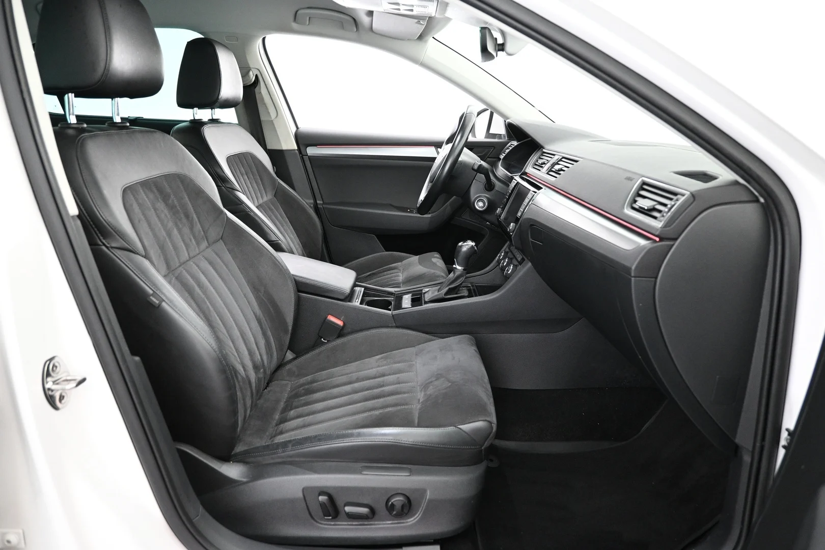 Car Image - 5j9uRxQ9IPiWzGhajdBg4W