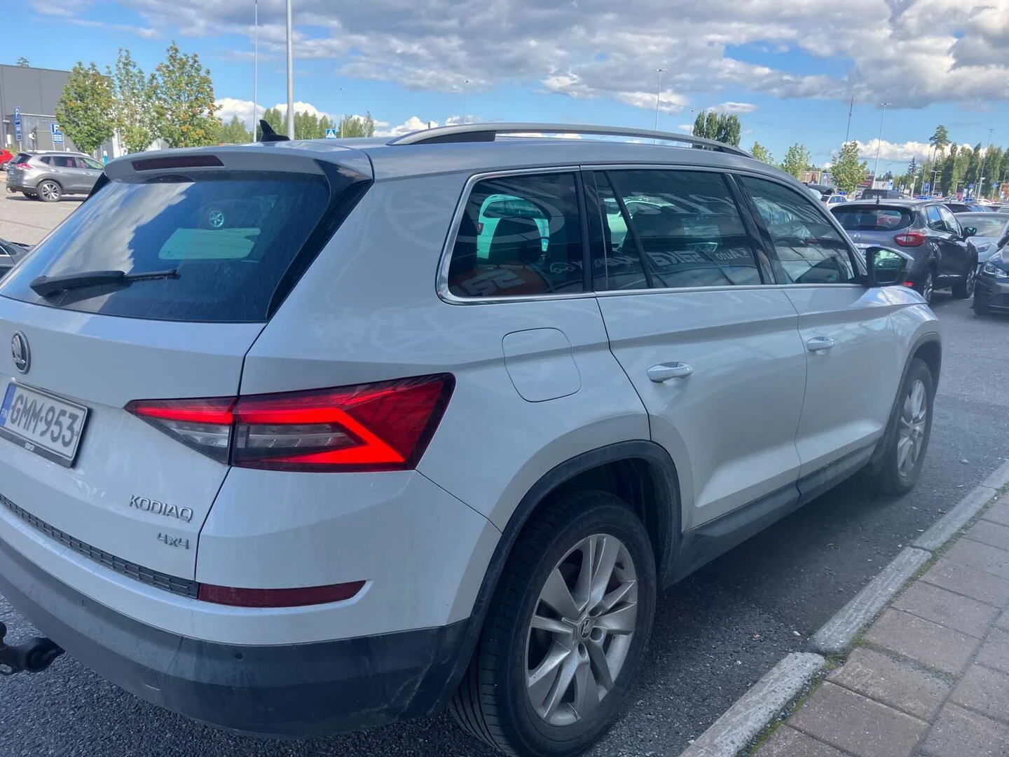 Car Image - 2lx2U9gZPkzSpSVUhiGk57