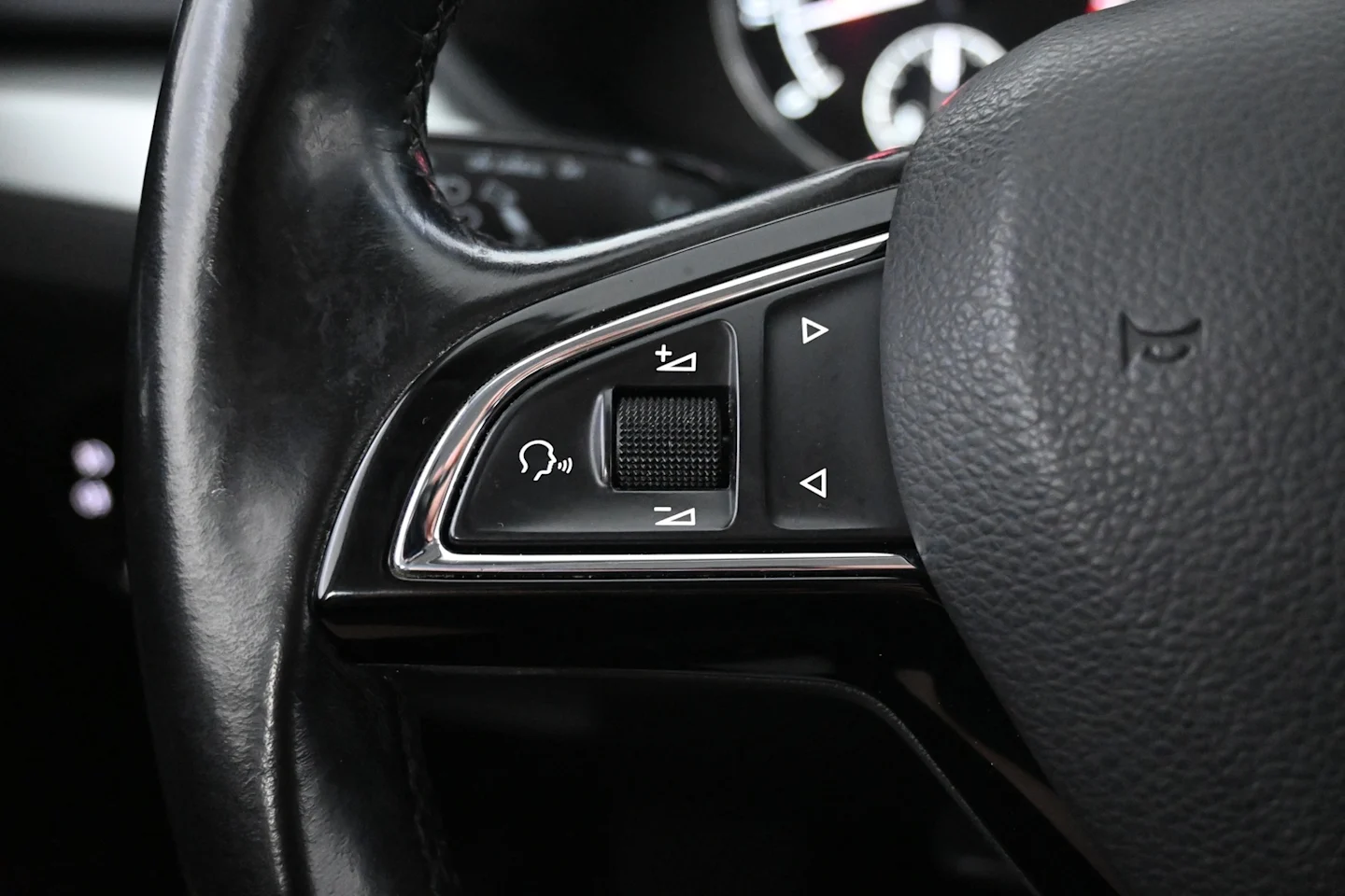 Car Image - 3pMDtqbL1vTjAJqYE414xb