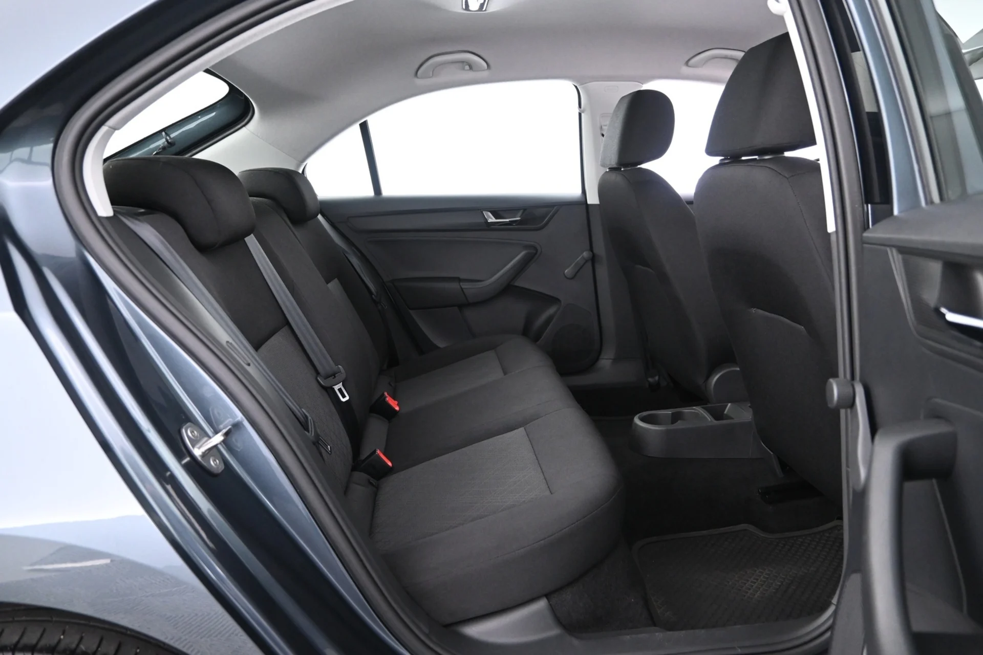 Car Image - 6yRLSHwz0ZXyvYvbsMPQ3x