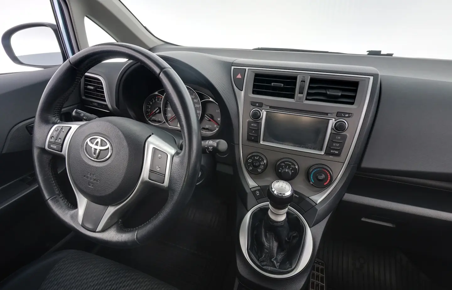 Car Image - 102m9H8HpcrtDeaxpiWeiK