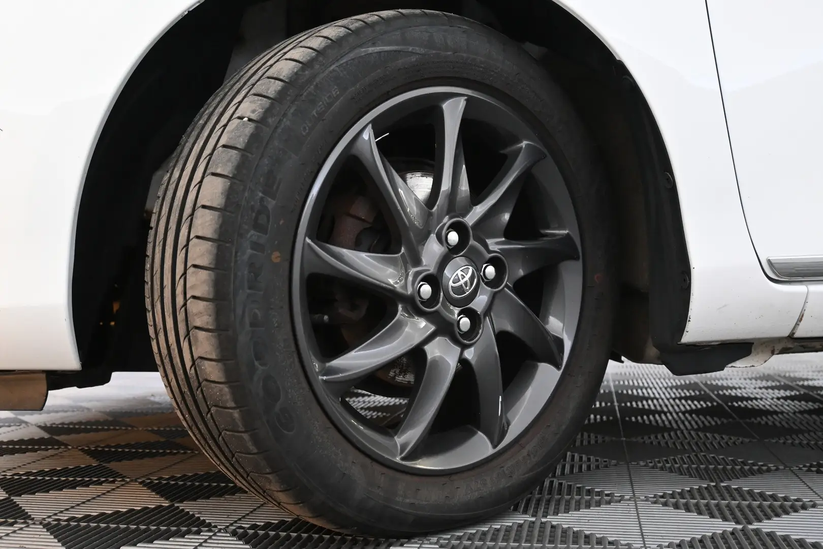 Car Image - 73x0fcfKm9sH7D4s3JQX7m