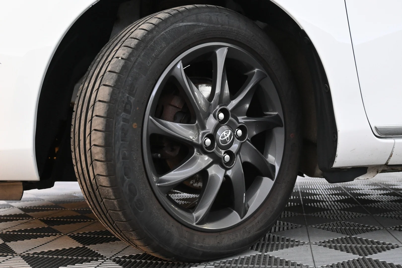 Car Image - 73x0fcfKm9sH7D4s3JQX7m