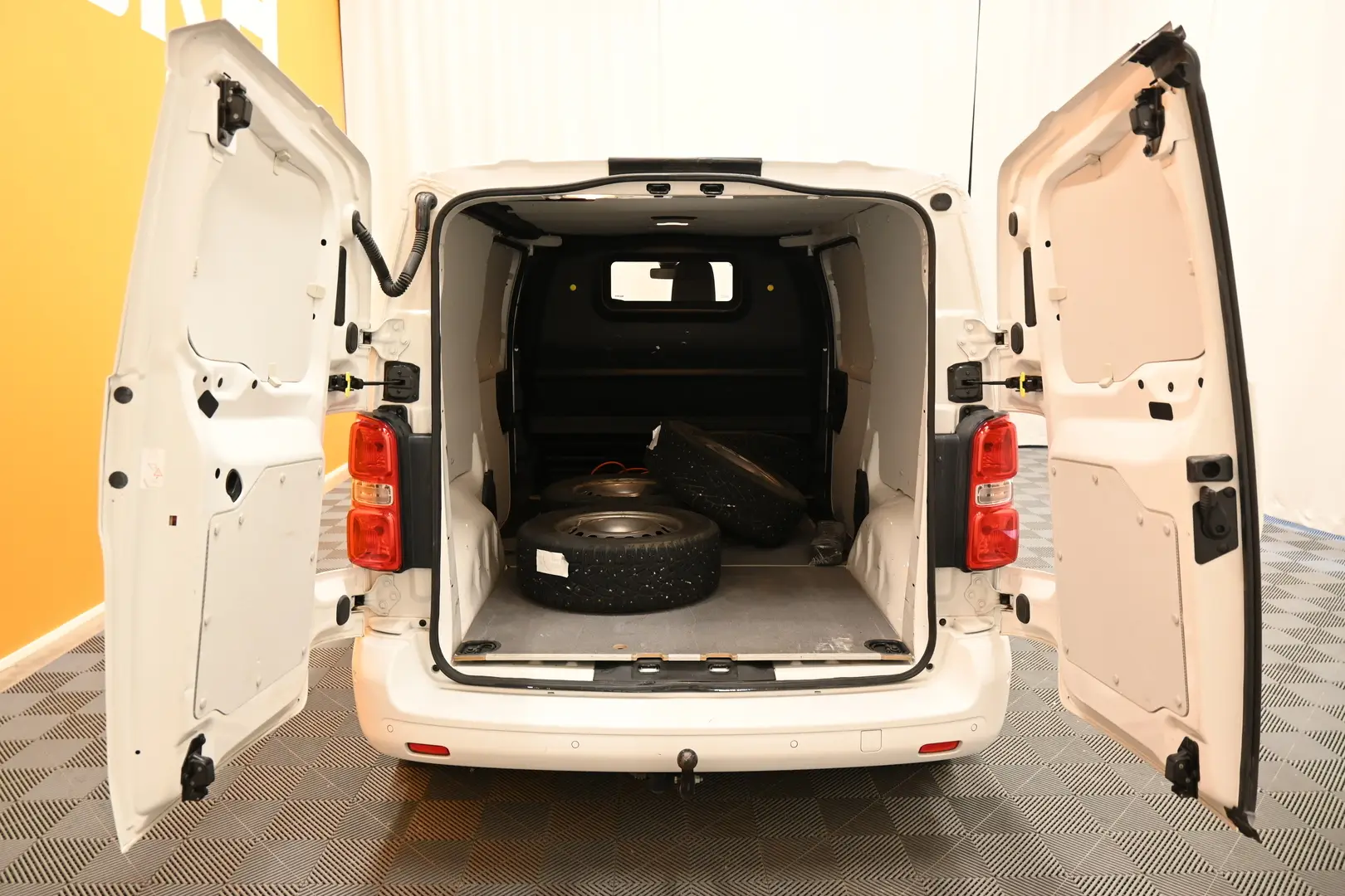 Car Image - 1KUM33XEESLai3At9q4SXJ