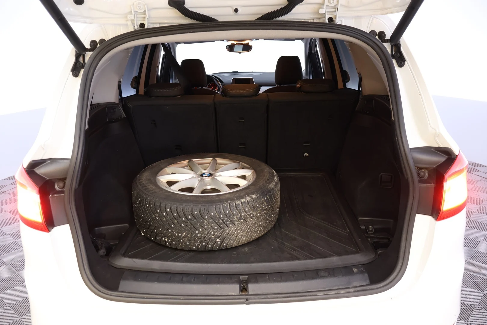 Car Image - 7iBwImM1StrZd9ZzNEe1N2