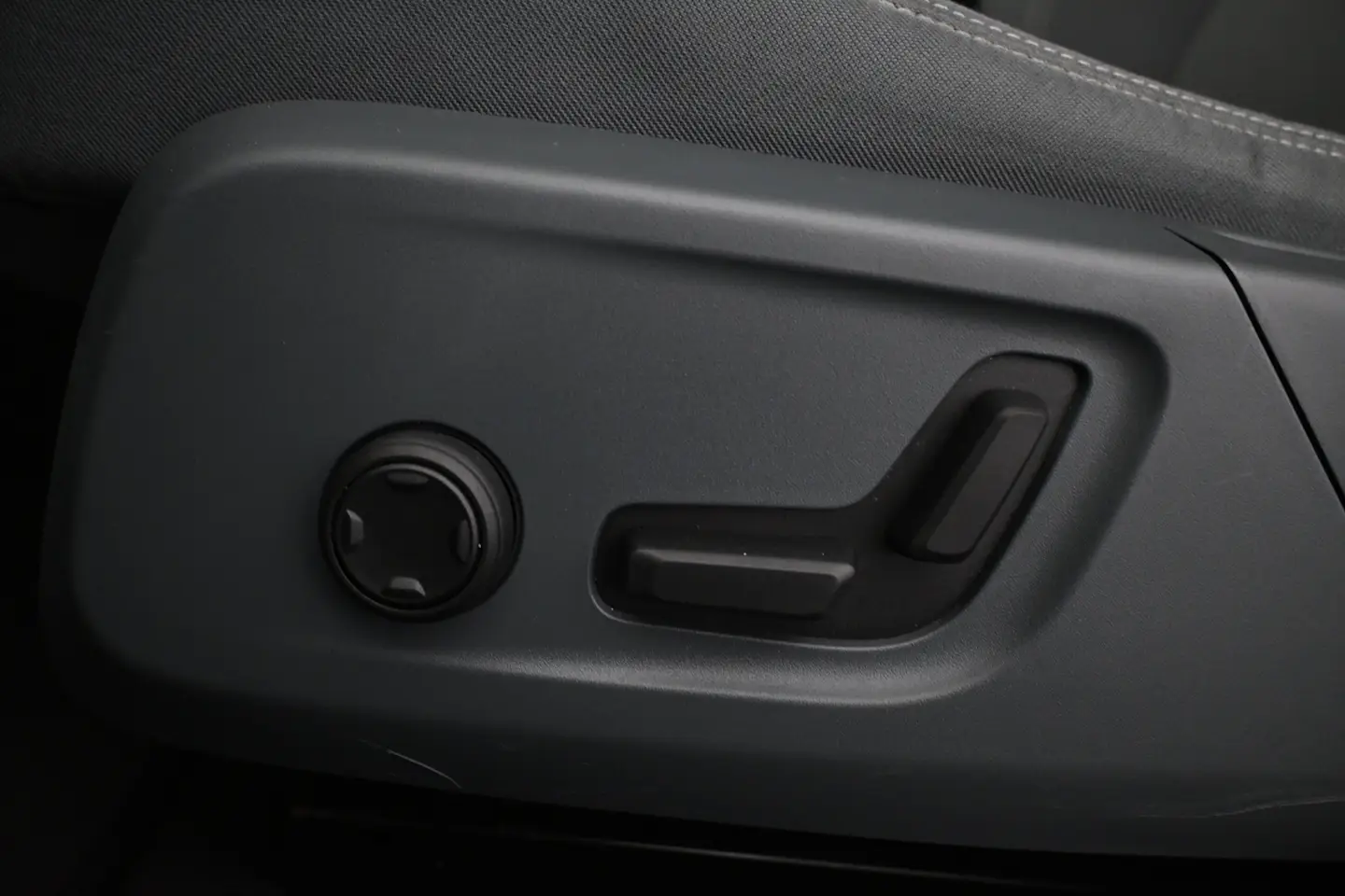 Car Image - 2FLPz800I17BvtVQLwegW3