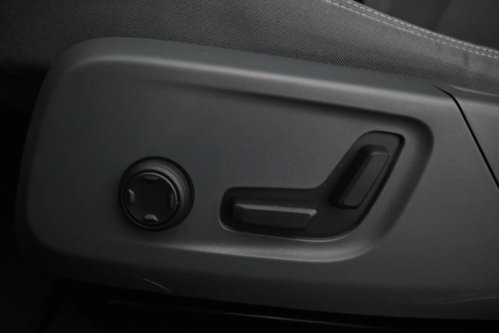 Car Image - 2FLPz800I17BvtVQLwegW3