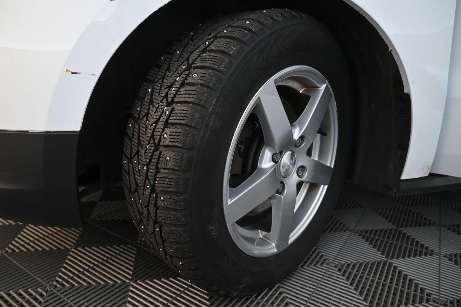 Car Image - 2ERbKniNz9Z9PMEGbarMbt