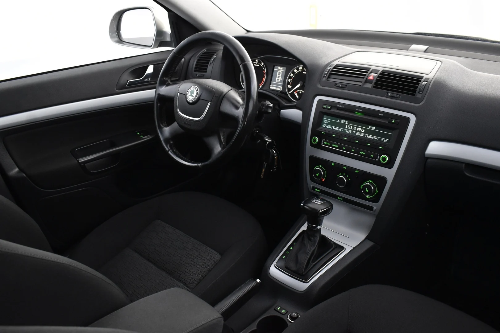 Car Image - 1lns25TQIJ5DBvGb5UOPlx