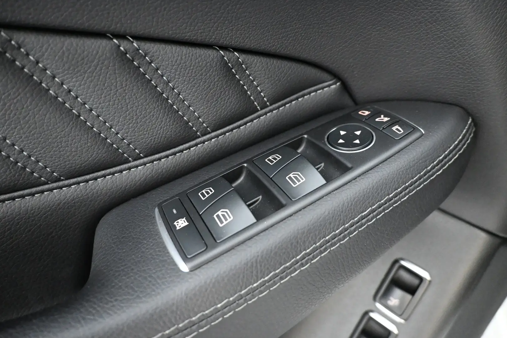 Car Image - 2g6VAabyrnatxh9O1HHNdU