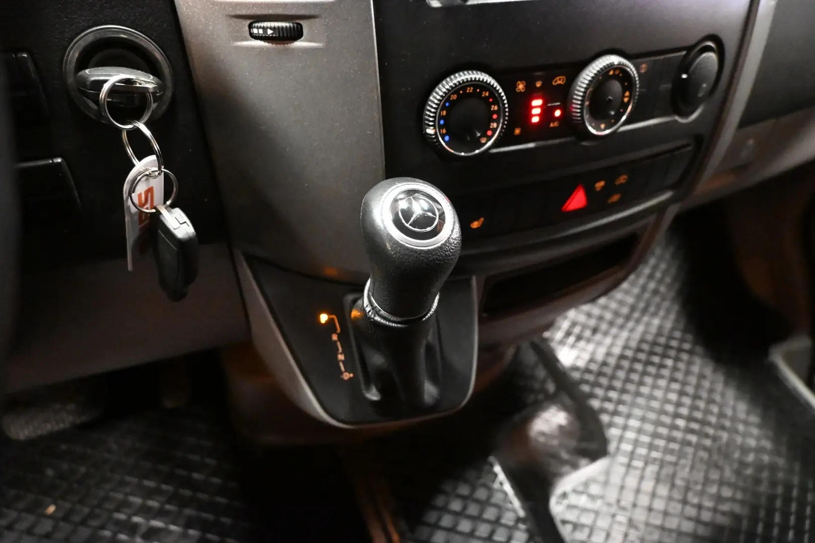 Car Image - 2sWZyuiuEbe9jewjcEL8ZT
