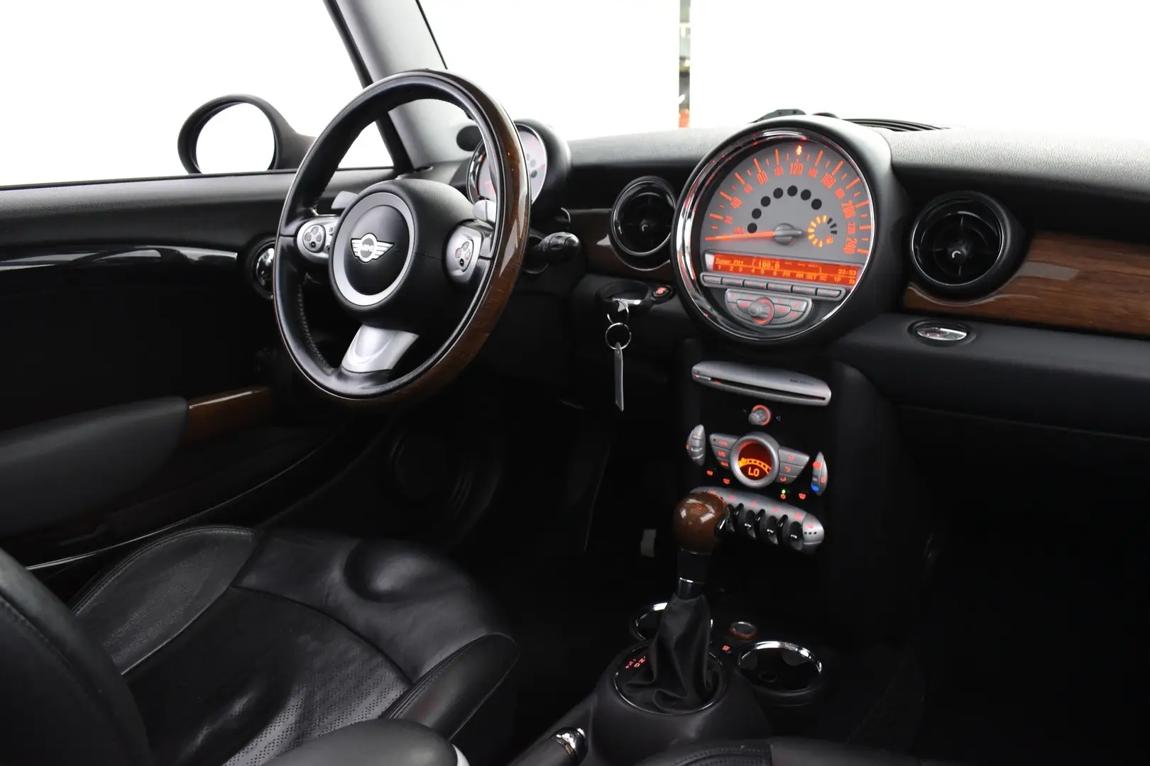 Car Image - 44M3Uwio37nICO6c0tV7Cb