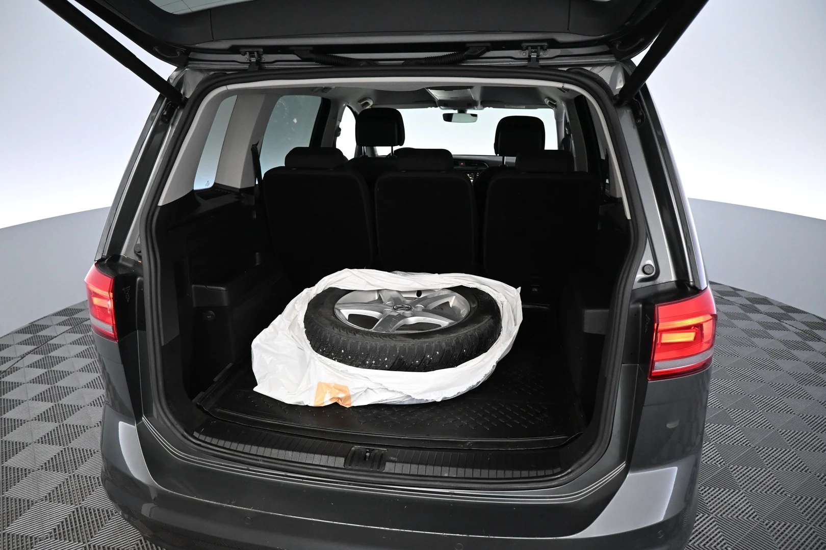 Car Image - 1kAdFvx1DzSR9udCC7TBj9