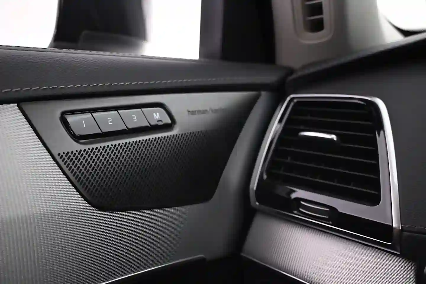 Car Image - 6o8AC9tRXoV5hGoi2MLqc9
